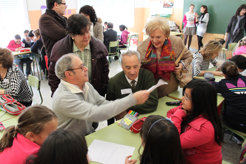 visita directora provincial de educación programa intergeneracional de Alzheimer León